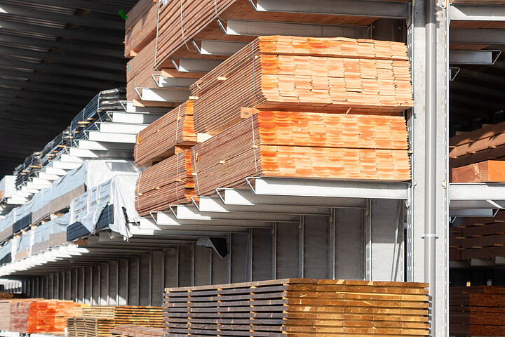 Cantilever racking with roof