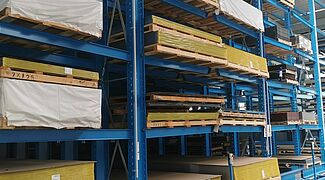 Scaffale cantilever compattabile