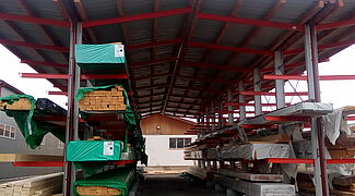 Scaffale cantilever con tetto