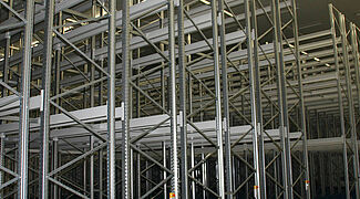 Scaffale compattabile a base di un porta pallet