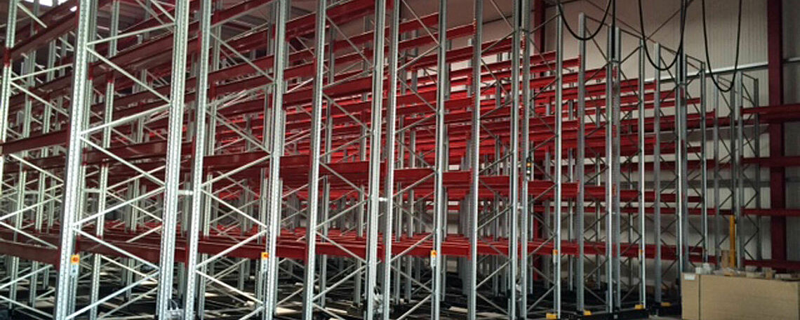 Scaffale compattabile a base di un porta pallet