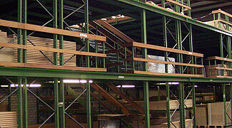 Scaffale porta pallet con soppalco montato