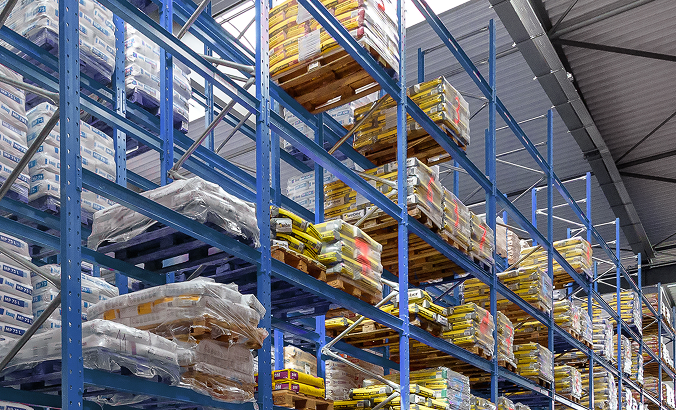 Blaue Palettenregale